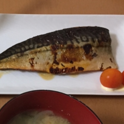 焼いてるフライパンに適当に料理酒をふりましたが、みりんと酒が煮汁のようになりおいしくなりました！市販のみりん干しをただ焼いたのとはひと味違っていいですね。